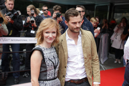 Jamie Dornan aterriza en República Checa con un look entre safari y explorador