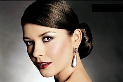 Catherine Zeta-Jones nos hace caso: lava su pelo con cerveza