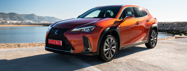 Probamos el Lexus UX 250h, un gran coche híbrido con un diseño interior más que discutible
