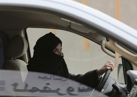 Las mujeres saudíes pueden conducir un coche, pero aún hay obstáculos: precios altos, largas listas de espera...