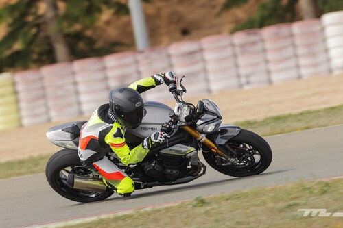 Probamos la Triumph Speed Triple 1200 RS: una naked al estilo hooligan británico con 180 CV es tan excitante como bien acabada