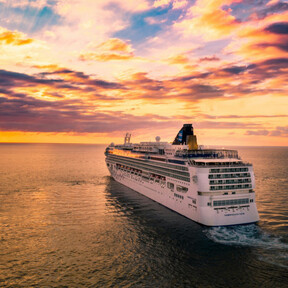 Hay un hombre que vive de crucero en crucero desde hace 25 años. Su vida sería un sueño hecho realidad si no fuera por un problema (y no es el dinero) 