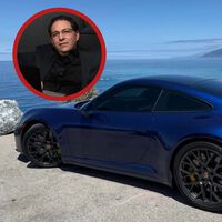 Se la jugó al hacker más buscado y luego se hicieron amigos. Ahora que ese hacker ha fallecido le ha dejado un regalazo en el testamento: el coche de sus sueños 