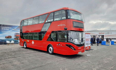 Autobús eléctrico recarga con pantógrafo invertido en Londres