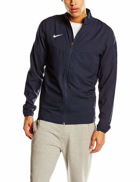 La chaqueta Nike Team Performance Shield Jkt puede ser nuestra desde 24,23 euros en Amazon