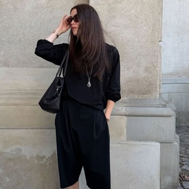 Mitad falda midi, mitad culotte: así es el pantalón de Zara ideal para llevar con botas altas a la oficina este otoño-invierno 