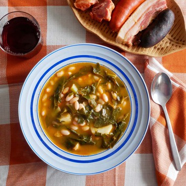 No lleva garbanzos sino alubias, pero es uno de los cocidos más icónicos de la cocina española, perfecto ahora que llega el frío