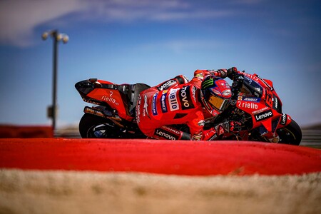 Pecco Bagnaia resiste los ataques de Marc Márquez para ganar su primera carrera de MotoGP en MotorLand