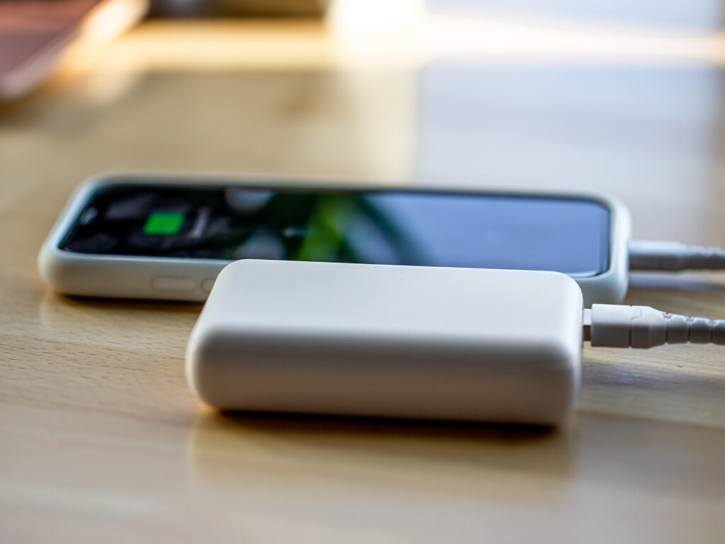 Cargar el móvil en pleno vuelo puede costar ahora hasta dos años de cárcel