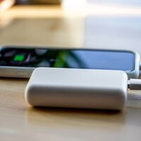 Cargar el móvil en pleno vuelo puede costar ahora hasta dos años de cárcel. Este país acaba de declarar la guerra a las baterías externas en los aviones