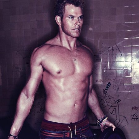 Kellan Lutz, absolutamente babeante, en Interview Magazine