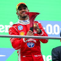 Ferrari F1 va a tener con Lewis Hamilton el mismo dilema que tuvo Yamaha con Valentino Rossi en MotoGP: ¿Despedir a una leyenda o quemar a una promesa?