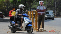 Policías de cartón para vigilar el tráfico en India