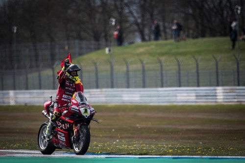 Álvaro Bautista completa un cómodo triplete en Assen y terrible accidente de Michael van der Mark