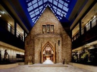 Una iglesia inglesa dentro de un edificio japonés