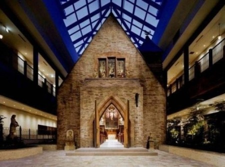 Una iglesia inglesa dentro de un edificio japonés