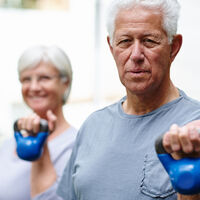 A partir de los 50 años, los entrenadores recomiendan: "Caminar al menos 20 minutos al día, subir escaleras, hacer estiramientos suaves y trabajar el equilibrio" 