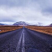 La DGT recuerda la velocidad máxima a la que debes conducir en carreteras convencionales sin señalización