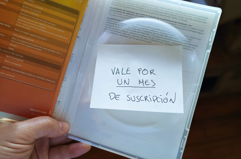 En 2013, casi 50.000 diseñadores firmaron contra la decisión de no vender Adobe Photoshop. Ganó Adobe