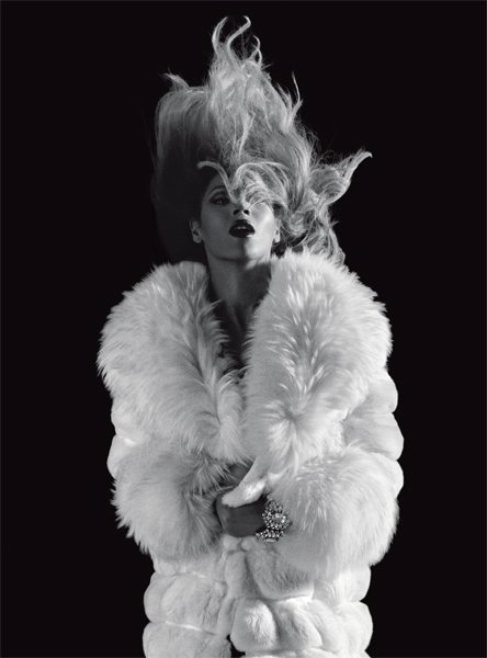 Beyoncé se olvida del glamour y sacude la melena cual posesa, ¡bailecillo incluido!
