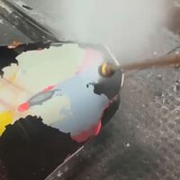Ver cómo despellejan con ácido y agua a presión un Porsche 911 con 50 años de pintura es ultrahipnótico 