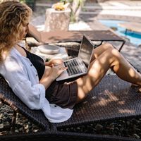 Tomar vacaciones ya no garantiza descansar: la mayoría de los mexicanos siguen trabajando 
