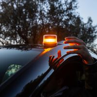 Si tu luz V16 no tiene geolocalización, no te sirve: esta es la que exige la DGT desde enero