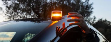 Si tu luz V16 no tiene geolocalización, no te sirve: esta es la que exige la DGT desde enero