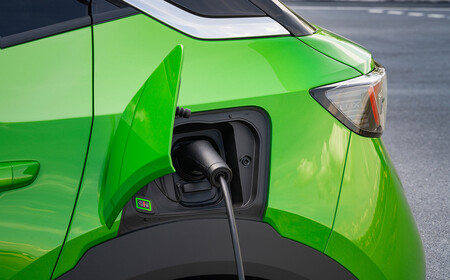 Opel Mokka-e 2020, conector de recarga coche eléctrico