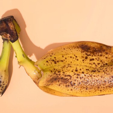 Este es el truco de la cáscara de plátano con vinagre que no sabías que existía para el cuidado de las plantas