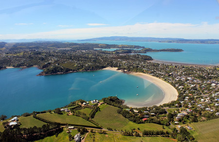 La isla Waiheke, en Nueva Zelanda, quiere que en 2030 solo rueden coches eléctricos por su idílicas carreteras
