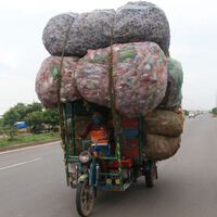 Hay dos opciones: fabricar menos plásticos o envenenarnos con ellos. Ni el reciclaje por pirólisis solucionará este problemón