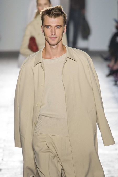 Primavera sin color: nueve piezas clave para llevar los tonos neutros como tendencia de temporada