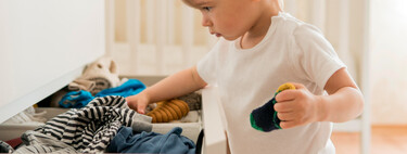 ¿Por qué a mi bebé le gusta vaciar los cajones? Puede que desordene, pero te contamos también todo lo que aprende 