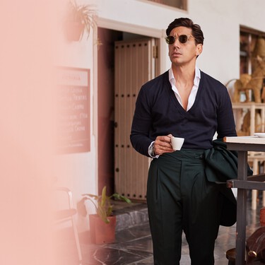 Los hombres mejor vestidos recuperan el jersey de cuello en pico para el otoño y estos modelos demuestran por qué merece un sitio en tu armario