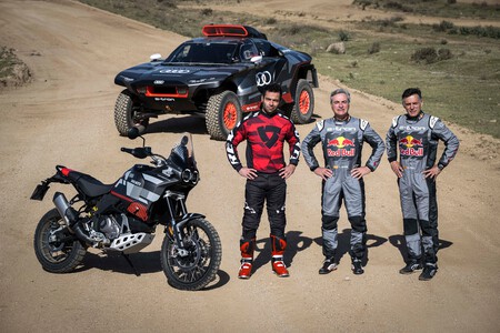 Ducati Desertx Presentada Junto Al Audi Rs Q E Tron Del Dakar006
