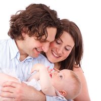 Permisos de maternidad y paternidad de 16 semanas igualitarios e intransferibles: la propuesta de Podemos llega hoy al Congreso