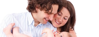 Permisos de maternidad y paternidad de 16 semanas igualitarios e intransferibles: la propuesta de Podemos llega hoy al Congreso