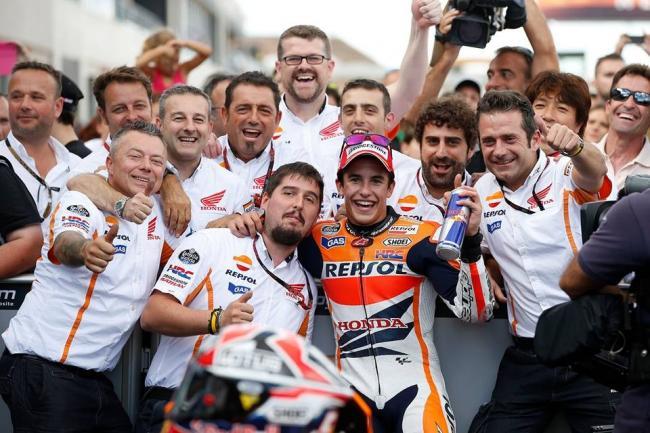 Marc Márquez celebra con su equipo