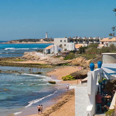 Una costa larguísima con vistas al mar, pescado riquísimo y playas eternas: el pueblo pesquero de Cádiz para escapar todo el año 
