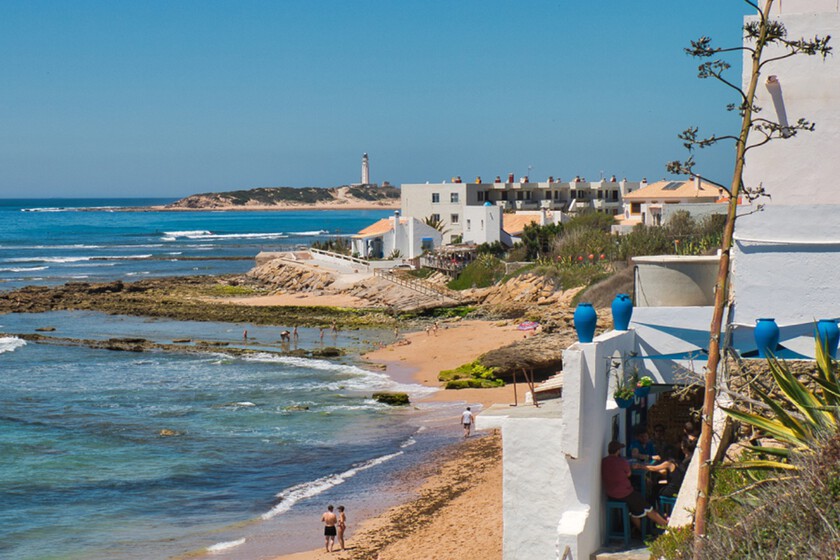 Una costa larguísima con vistas al mar, pescado riquísimo y playas eternas: el pueblo pesquero de Cádiz para escapar todo el año