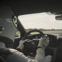 La venganza del coche eléctrico, en vídeo: el Porsche Taycan ha destrozado al Bugatti Veyron en el circuito de Top Gear