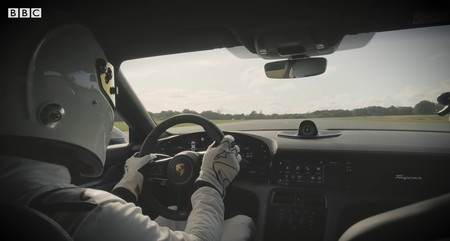 La venganza del coche eléctrico, en vídeo: el Porsche Taycan ha destrozado al Bugatti Veyron en el circuito de Top Gear