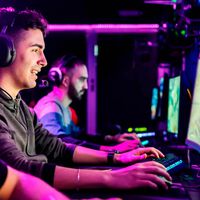 En Alemania están reclutando gamers para que sean espías: su manera de encontrarlos es con un stand en un evento de videojuegos 