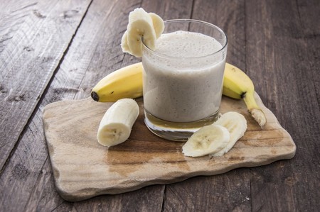 Licuado de manzana, avena y plátano. Receta de desayuno para empezar el día con energía