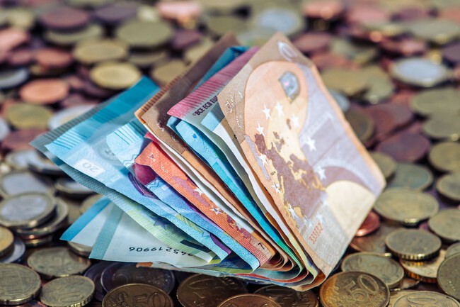 Este es el dinero que puedes dar a un familiar sin pagar impuestos: límite en las transferencias