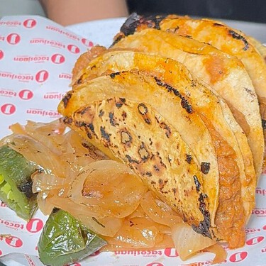 El paquete taquero de 149 pesos que incluye 4 tacos, agüita del día y un vasito de helado en CDMX