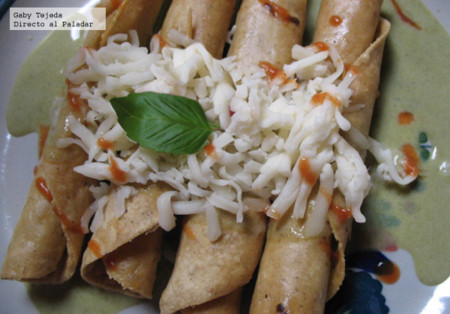 Receta de tacos dorados rellenos con lo que se tenga a mano, en salsa poblana.