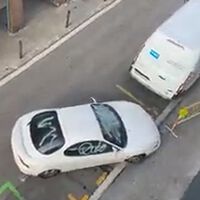 El hilo de Twitter que pone el foco en el aparcamiento incívico de una mujer durante años pero no en lo que hay detrás