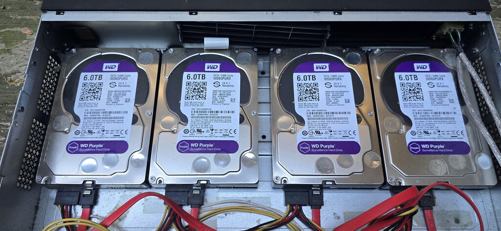El dueño de una gasolinera se iba a deshacer de equipos viejos, su empleado se los quería quedar y recibe 24 terabytes de almacenamiento como regalo 